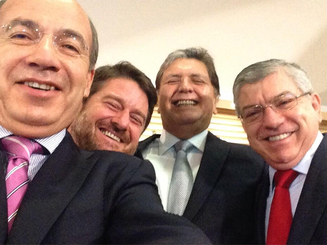 Calderón toma su foto ‘selfie’ con ex mandatarios latinoamericanos