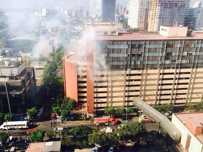 Se incendia auto en estacionamiento cercano a la Torre de Pemex