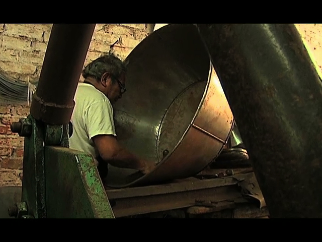 Don Octavio García, el hojalatero más viejo de Xalapa