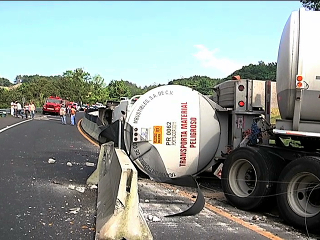 Sin lesionados en volcadura de pipa en libramiento Xalapa-Perote