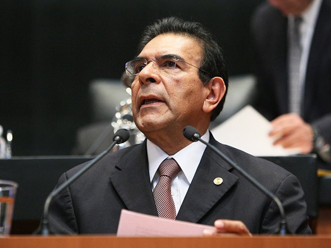 Senador plantea que bancos emitan tarjetas con medidas biométricas