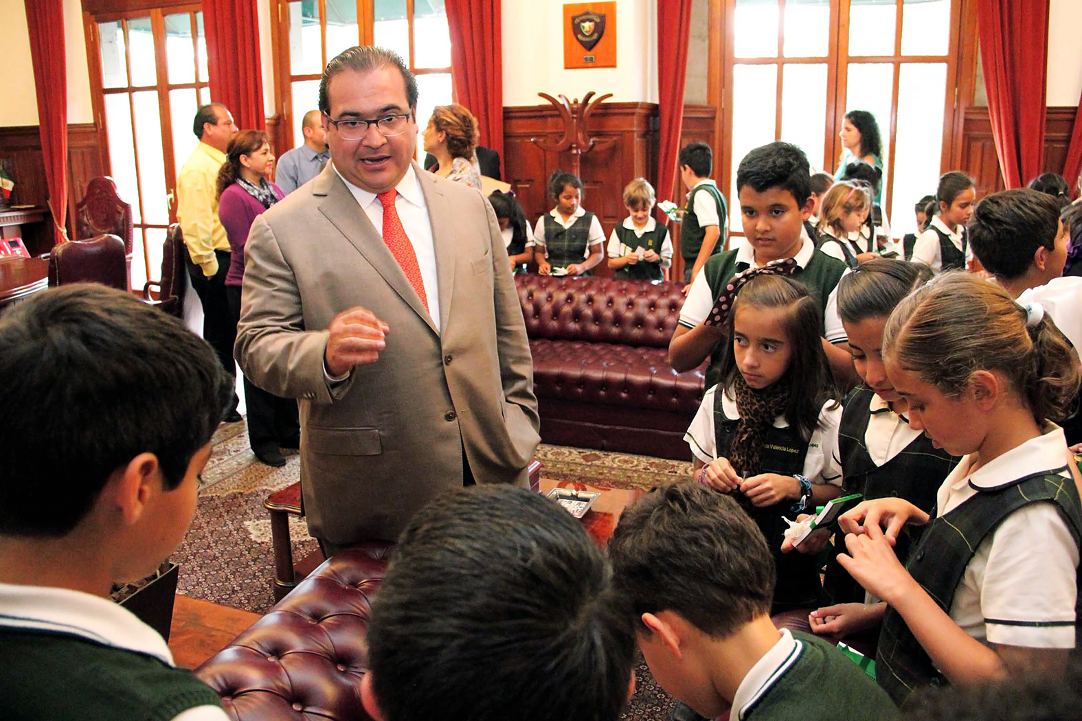 Alumnos del Colegio Las Hayas aprenden historia de Veracruz en Palacio de Gobierno