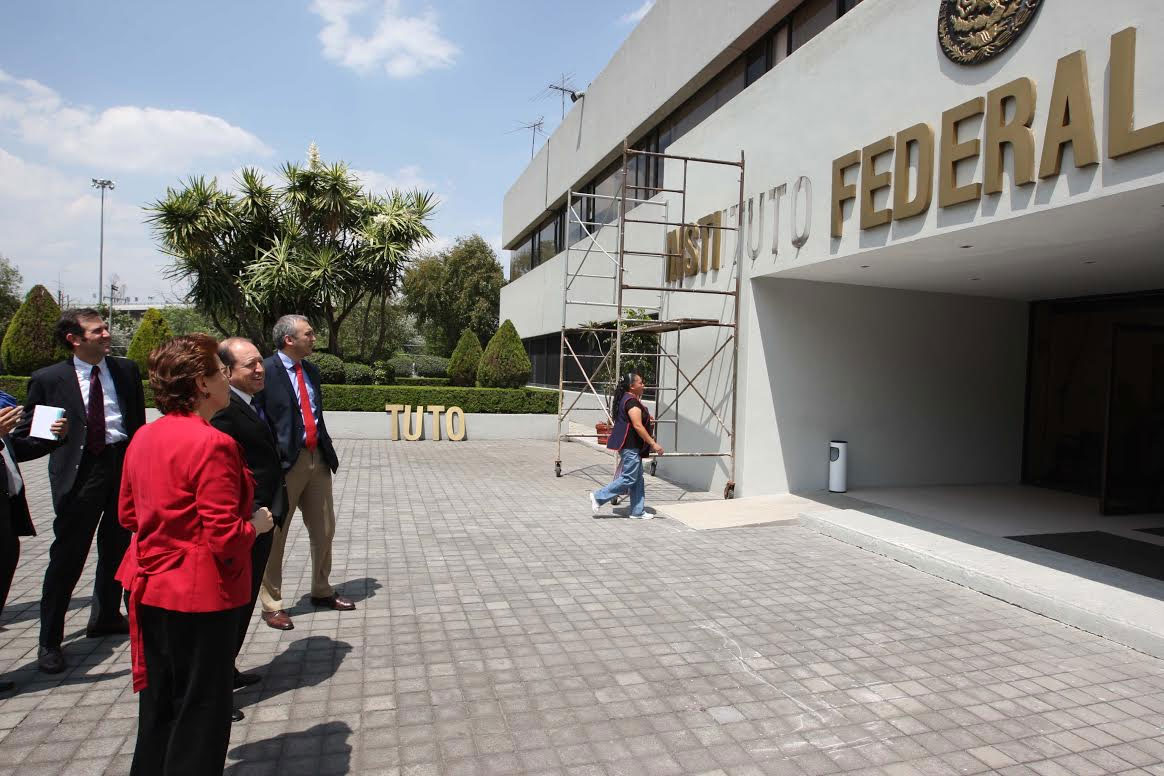 IFE modifica oficinas y letreros de sus edificios