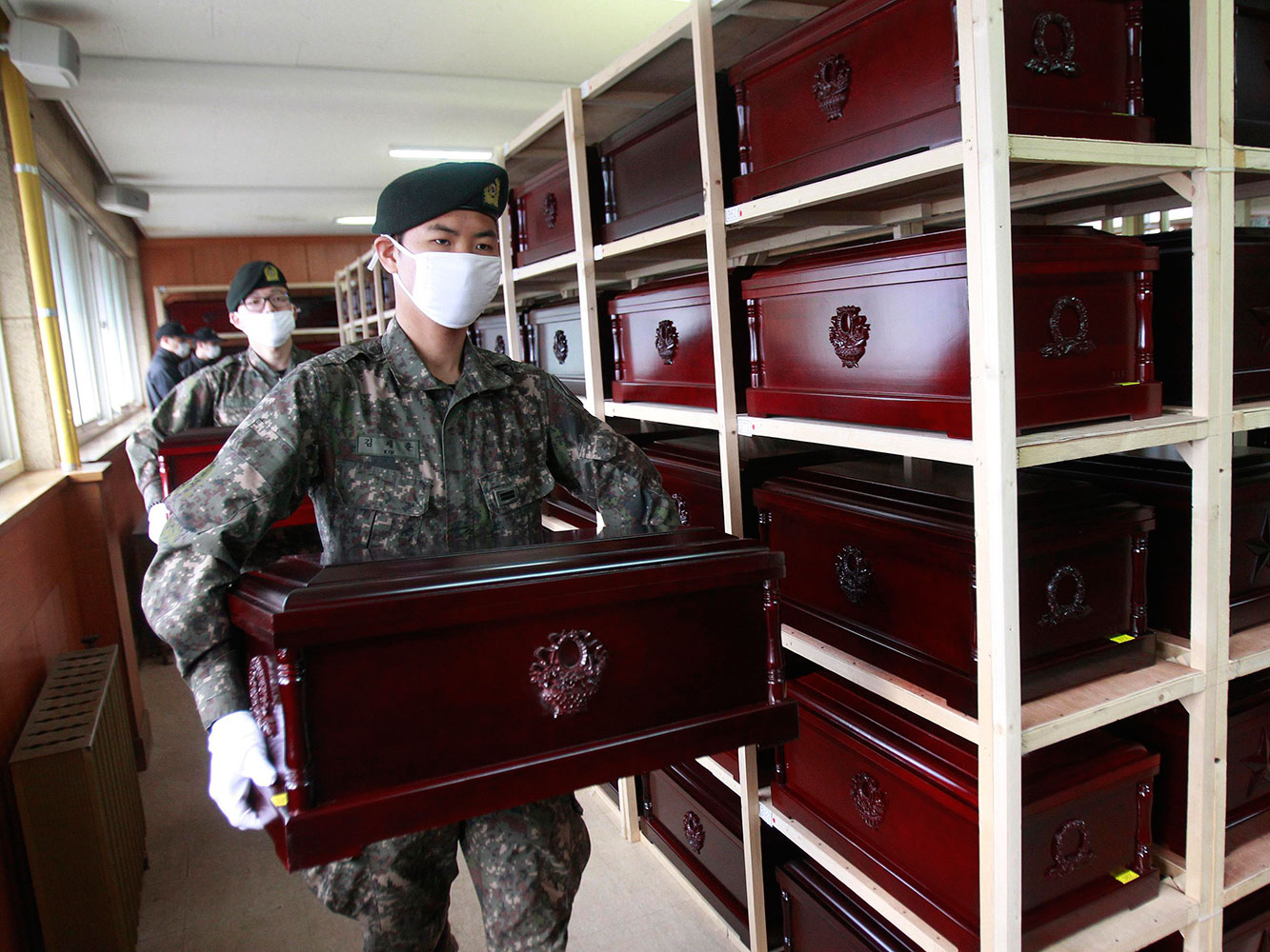 Entrega Corea del Sur a China los restos de 437 soldados