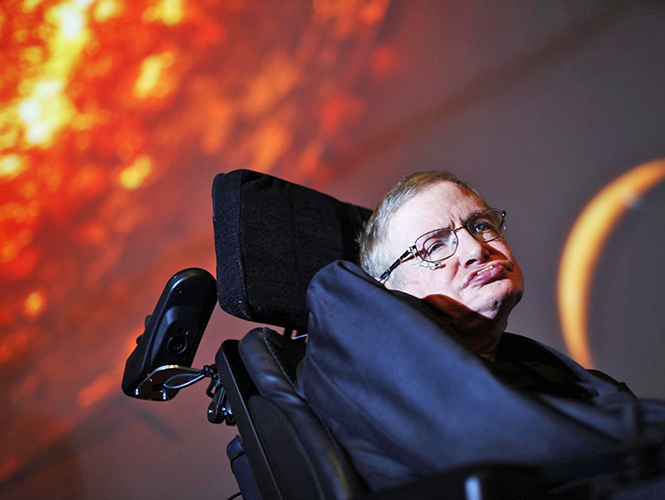 Silla de ruedas y tesis de Hawking subastadas logran 1.1 mdd