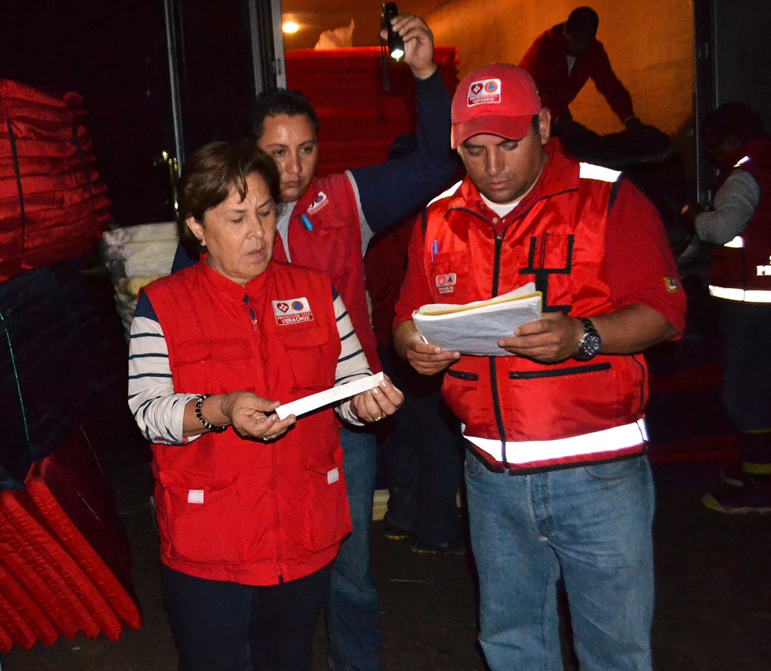 Recorre titular de PC comunidades de Xalapa; distribuye apoyos a la población