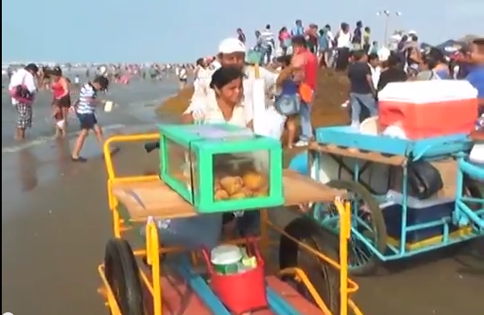 Decenas de familias de diversas partes del Estado visitaron las playas de Coatzacoalcos.