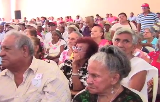 Reciben su cheque de las pensiones vitalicias más de mil abuelitos de Coatzacoalcos.