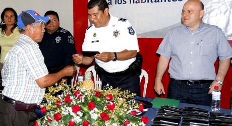 Entrega SSP 294 pares de lentes en Amatlán