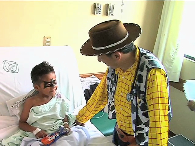 Héroes y personajes de cuentos asisten a niños en el IMSS