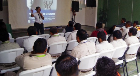 Policía Estatal lleva prevención del delito a trabajadores de CFE