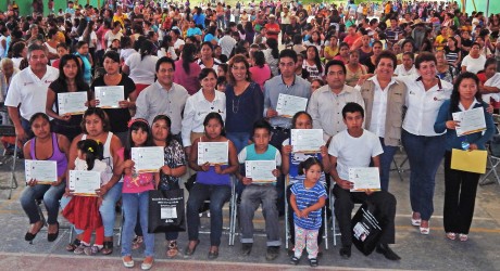 Entrega IVEA certificados de educación básica en Chocamán