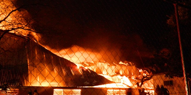 Cortocircuito, causa del incendio en bodega de Diconsa en Acayucan