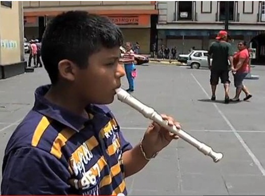 Niño flautista, el músico urbano más joven en Xalapa