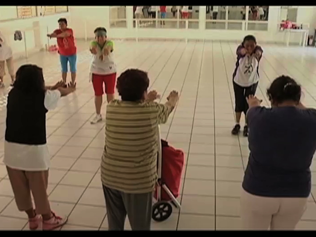 Abuelitas ponen el ejemplo al ejercitarse diario; participan en programa contra la obesidad del DIF