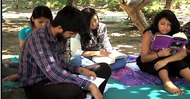 Con spa literario celebran jóvenes el Día del Libro