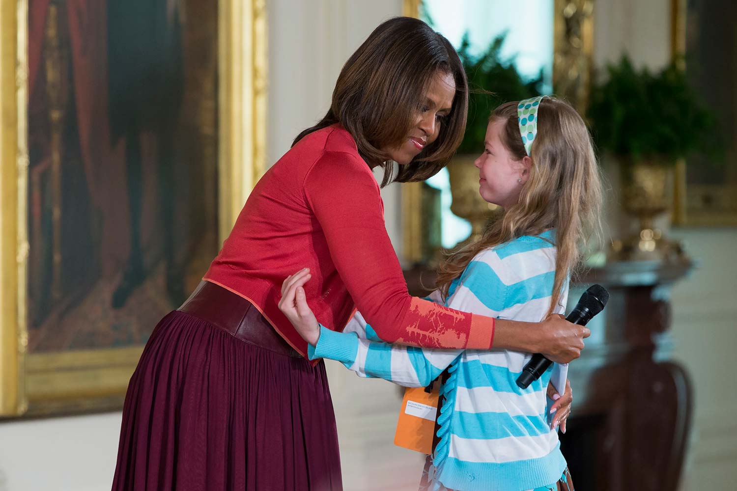 Niña entrega a Michelle Obama el currículum de su padre desempleado