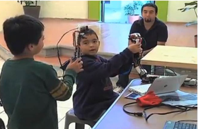 Jóvenes llevan cursos de robótica a niños de colonias populares en Xalapa