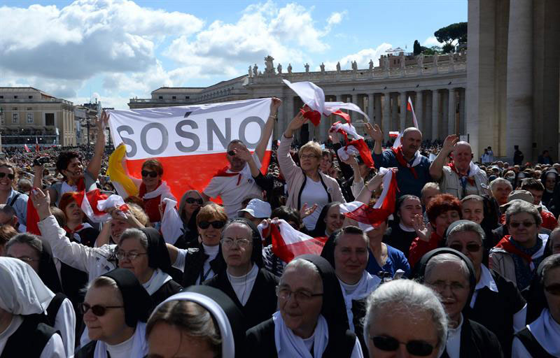 Miles de católicos asisten a misa de agradecimiento por Papas santos en El Vaticano
