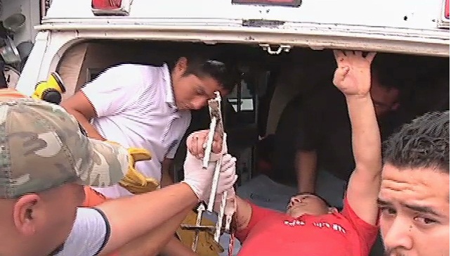 Bomberos auxilian a joven lastimado en banqueta