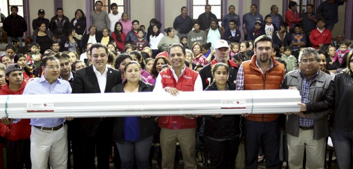 Entrega Sedesol al Ayuntamiento de Xalapa 300 paquetes de techos para afectados por granizada