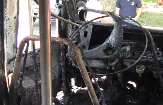 Se incendia un autobús con 15 personas a bordo en Coatzacoalcos.