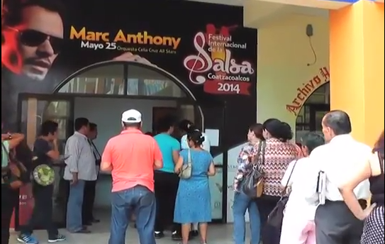Personas en Coatzacoalcos acuden a solicitar su boleto de entrada para el festival de la salsa.