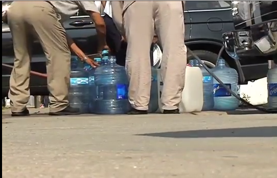 Habitantes de Coatzacoalcos continúan padeciendo la escasez de agua.