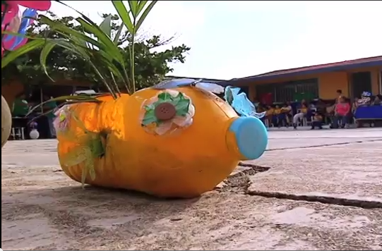 Celebra Quetzallí y centro de actualización de maestros desfile de modas ecológico zona sur.