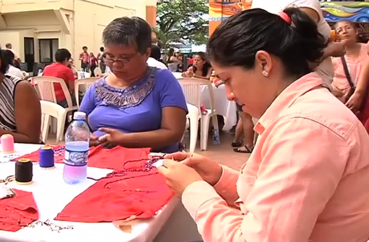 Imparte taller para el autoempleo en Coatzacoalcos, una mujer guerrera que lucha contra el cáncer.