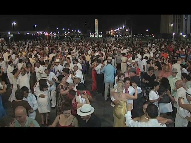 Más de mil parejas bailaron danzón en el puerto de Veracruz