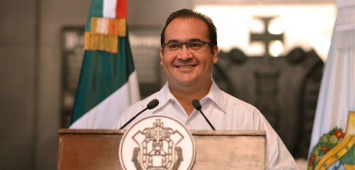 Cumple Veracruz con pago puntual de quincena y bono a los maestros