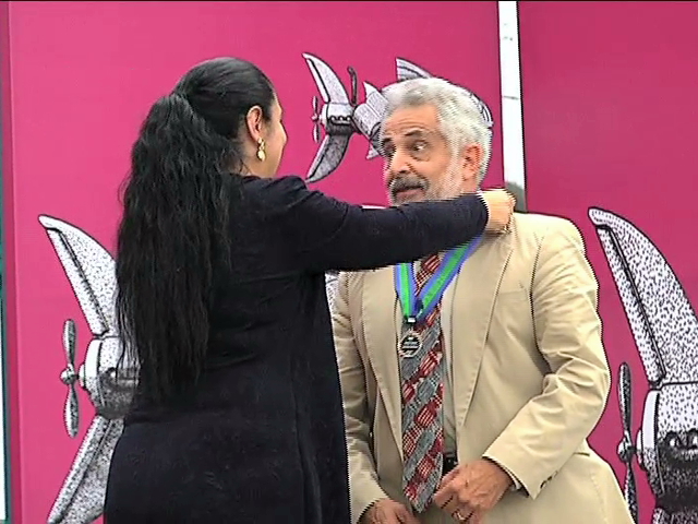 Personalidades destacadas en ciencia y tecnología reciben Medalla al Mérito UV
