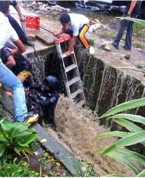 Policías rescatan a menor arrastrado por la corriente en Xalapa
