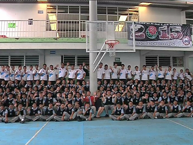 Presidente del Desfile de Las Rosas visita a los Delfines Marching Band