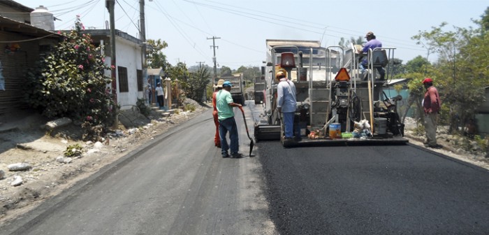 Trabaja SIOP en pavimentación del camino Pacífico-Las Chacas en Coyutla