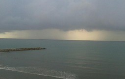 Espectáculo meteorológico en playas de Boca del Río