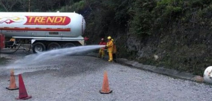 Atiende PC incendio al interior de empresa gasera en Papantla