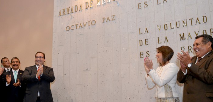 Develan en letras de oro el nombre de Octavio Paz en el Congreso del Estado