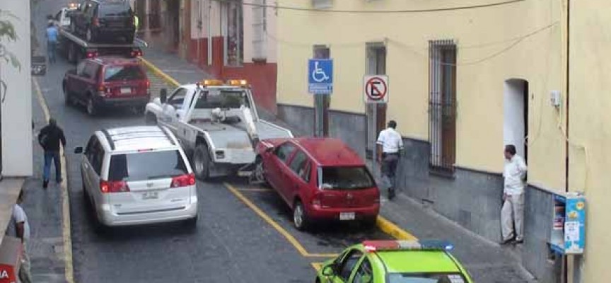 Siguen levantando infracciones por autos mal estacionados en Xalapa