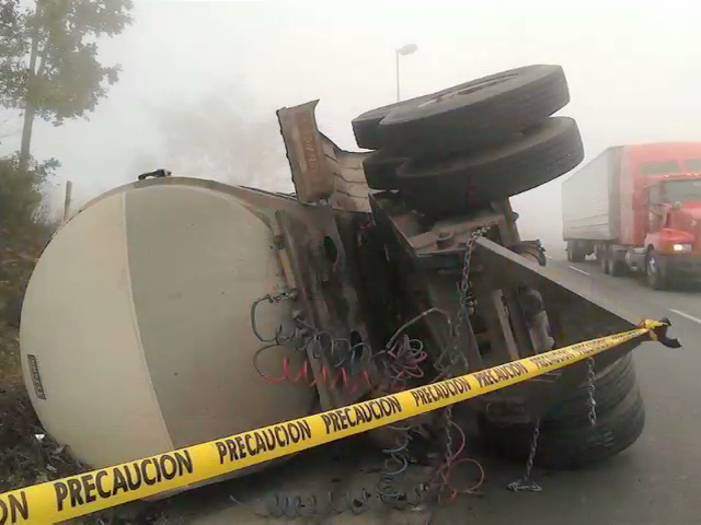 Por neblina vuelca una pipa camino a Puebla