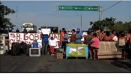 Con muebles bloquean puente en Boca del Río