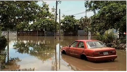 Se inunda Av. Prolongación Esteban Morales en Veracruz