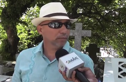 Porteños visitan a sus padres enterrados en los panteones de Coatzacoalcos.