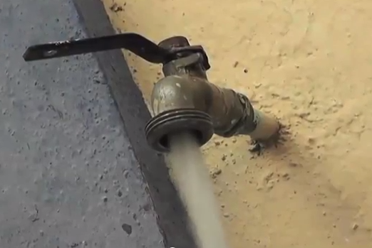 Tandean Agua en Coatzacoalcos por desabasto del vital liquido.