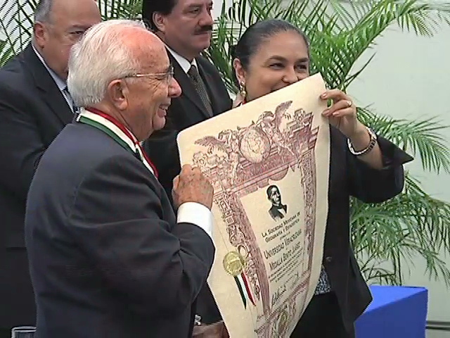 Entregan la Medalla “Benito Juárez” a la Universidad Veracruzana