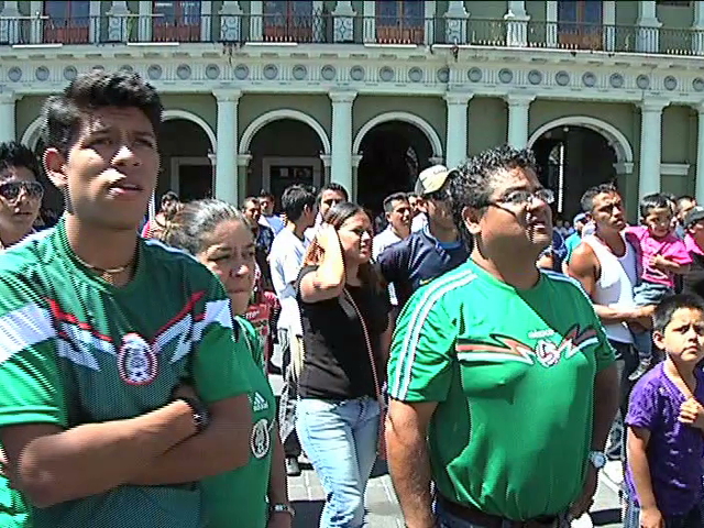 Xalapeños celebran triunfo de México en la Plaza Lerdo