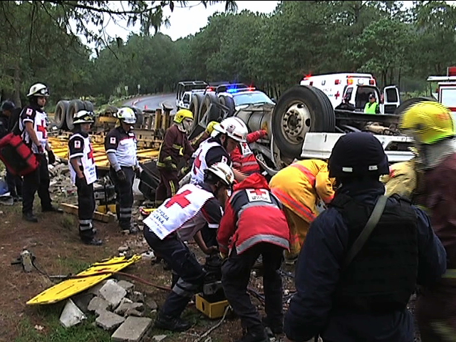 Sobreviven dos tripulantes en volcadura de tractocamión