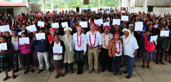 Más de 5 mil familias de Tehuipango mejoran su vida con Adiós a la Pobreza
