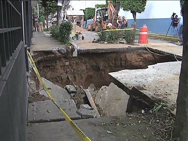 Reparan hundimiento en Lomas del Estadio